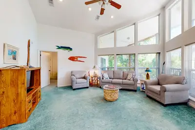 Image de Snowbird-friendly home near the beach with deck, outdoor shower, W/D