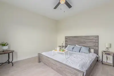 Image de 10 Min to Stadium! New, Sleeps 10, Spa Shower