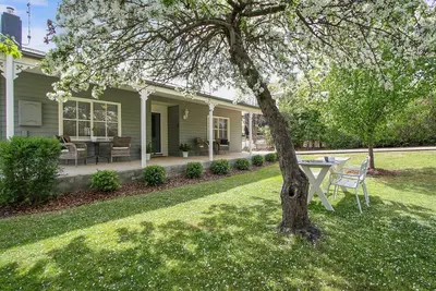 Image de Beautiful spacious home a short walk to town centre.