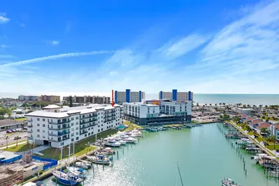 Image de Top Floor Waterfront Condo. Outstanding Views. Heated Pool. Exceptional Accommodations. Near Beach.