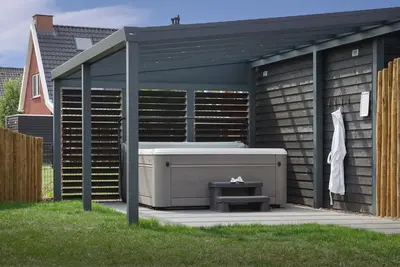 Image de luxe 8 personnes avec bain à remous extérieur