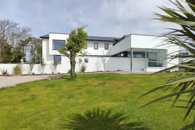 Image de Coastal family friendly home w\/sea views & hot tub