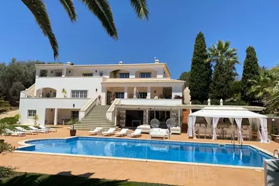 Image de Luxury villa (sleeps 16) with pool, tennis\/pickle ball, putting green & cinema.