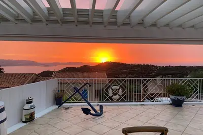 Maison romantique avec splendide vue mer et Olivier millénaire