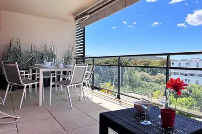 Image de Charmant T2 climatisé avec grande terrasse, piscine et parking privatif, proche plage et commerces.