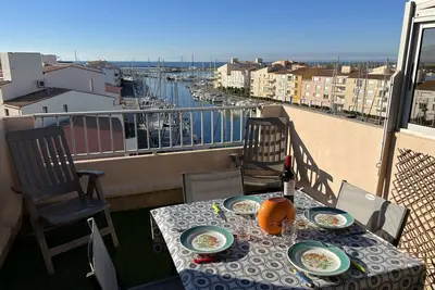 Image de T2 cabine avec terrasse, parking et animaux acceptés à 100m de la plage