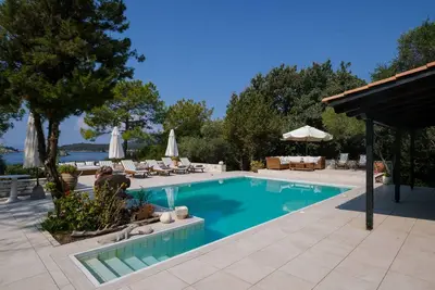 Image de Villa \"Veneziana in Syvota\" avec vue sur mer, piscine et Wi-Fi.