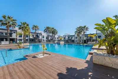 Image de Appartement \"Oasis Beach 3\" avec vue sur la mer, piscine, 2 terrasses privées et Wi-Fi.