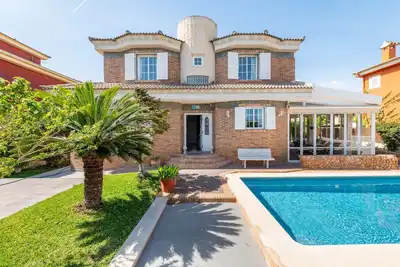 Image de Villa 'Villa Laura' avec piscine privée, Wi-Fi et climatisation.