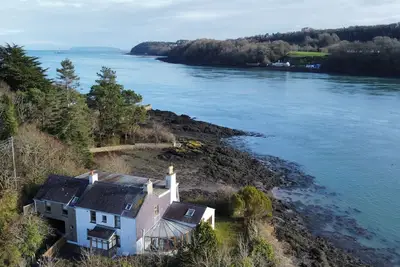Image de Ynys Faelog Cottage, family friendly, with open fire in Menai Bridge