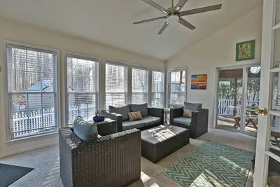Image de Comfortable and Dog Friendly 4 Bed/2. 5 bath House in the Clearwater community! Wifi, Pool, Tennis, Beach Town, Pets Allowed!