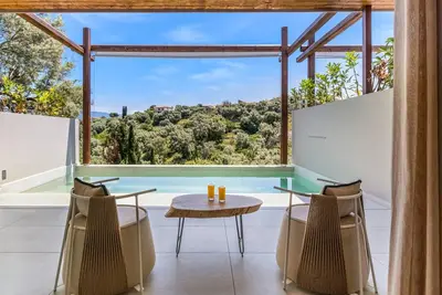 Image de Appartement 'Studio Yvonne' avec piscine privée, Wi-Fi et climatisation.