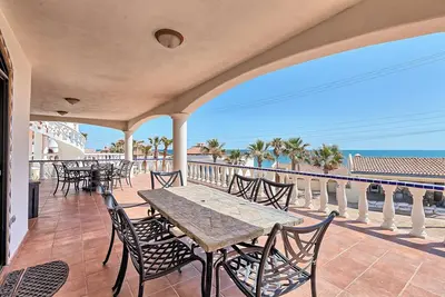Image de Bella Vida: Admire the ocean waves in this beachview Mexico-inspired home