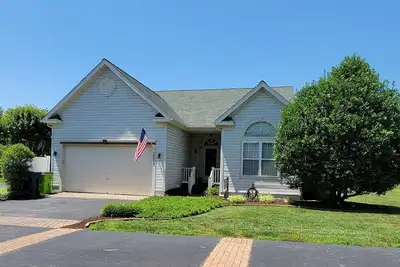 Image de 38229 Bridgehampton Lane, Pet Friendly