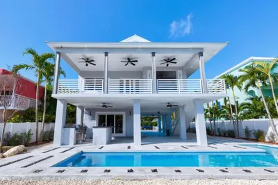 Islamorada Oasis, Luxurious 4 bedroom 3 bath home. Heated pool! Boat Lift option
