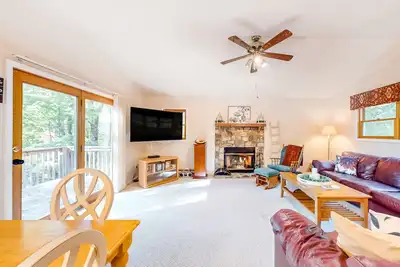 Image de Placid mountain home with fireplace, hot tub & board games - child-friendly