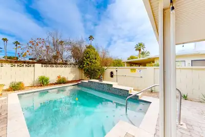 Image de Gorgeous home with private pool, grill, patio, Ac, W/D, & great location