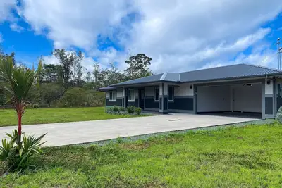 Image de Newly-built dog-friendly home with large yard, shaded patio, & washer/dryer