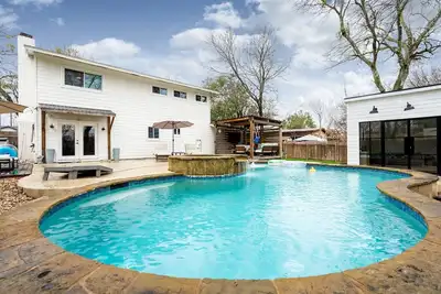 Image de 10 Min to Downtown~Luxury Home w/ Pool, Outdoor Tv