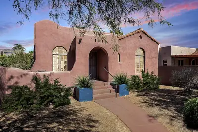 Image de Historic 3bd/2ba Bungalow Steps From the Ua w/ Yard - Low Summer Rates! 🏡