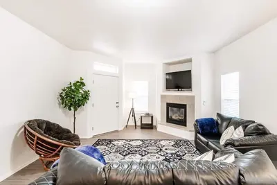 Image de Spacious Cheerful Townhouse With Indoor Fireplace