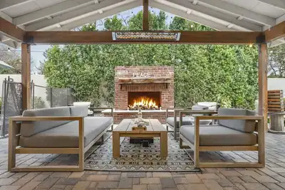 Image de Good Vibes meet Luxury at The H - Commercial heater, 3 fireplaces & Heated Pool