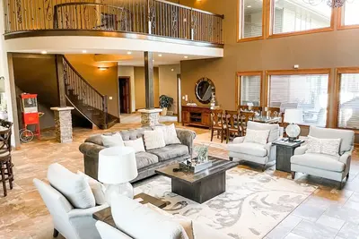 Image de Eaa Availability - Modern estate with entertaining space & inground pool