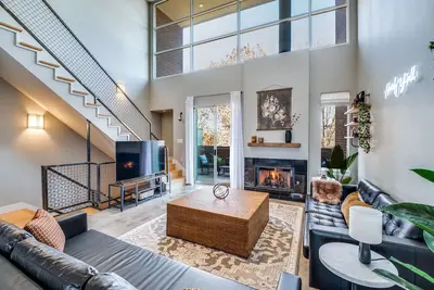 Image de The Oleander - centrally located Luxury Townhouse steps from Magnolia Ave!