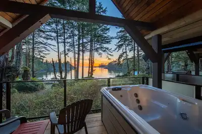 Image de Private Hot Tub! Beachfront Cabin With Views! ⎮ Morning Mist