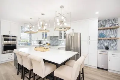 Image de Chic Coastal Contemporary Condo Situated on Secluded Powder Sand Spotts Beach