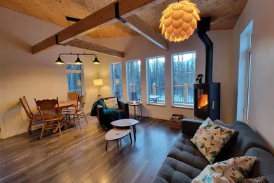 Image de Cozy modern mountain home with views