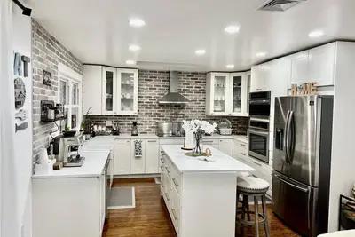 Image de Cheerful 4-Bedroom Lake Home with fire place