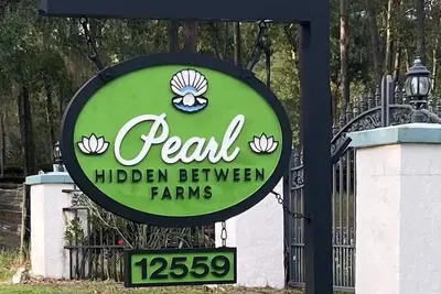Image de A Pearl hidden between farms, nestled in the Horse Capital of the World.