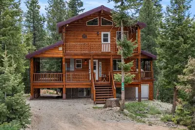 Image de Tranquil Cabin - Private Hot Tub and Fire Pit!