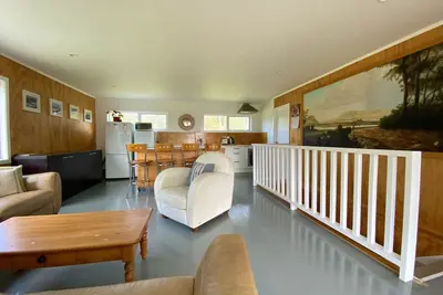 Image de Epic holiday or retreat venue- Massive yoga/chill room with beach only 1min away