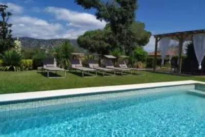 Image de Maison confortable avec piscine dans une urbanisation privilégiée