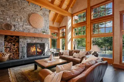 Image de Whistler Post and Beam Luxury Chalet - Close to Village - Long \nTerm Rental