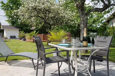 Image de Appartement élégant en rez de jardin avec piscine et terrasse