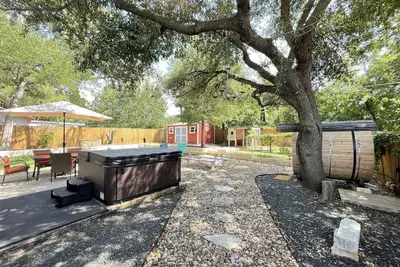 Image de Backyard Spa Oasis- hot tub, cold plunge, and outdoor sauna. 10 min to downtown!