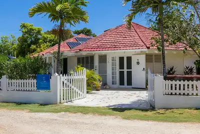 Image de Steps To Beach - Spacious Clean Cottage w\/ Cook