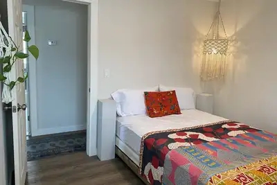 Image de New 4 Br Prime Location 1 block to Casino Pier! Front Unit of two unit house.