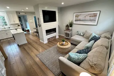 Image de Beautifully Renovated 2 Bed 2 Bath Private Home in Downtown Newport