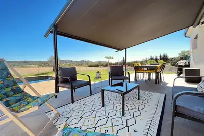 Image de Superbe villa neuve avec vue imprenable et piscine