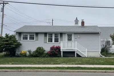 Image de 3 bedroom Cottage w\/ Tiki Bar, great location in Ship Bottom