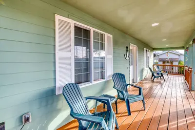 Image de Single-Level Home Has King Suite-Fenced Yard-Fire Pit-Decks-4 Blocks to Beach