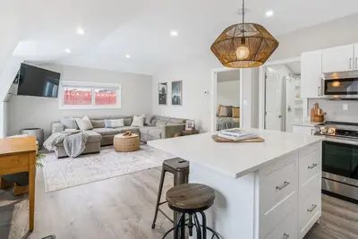 Image de Beautiful newly renovated home w/ canal view
