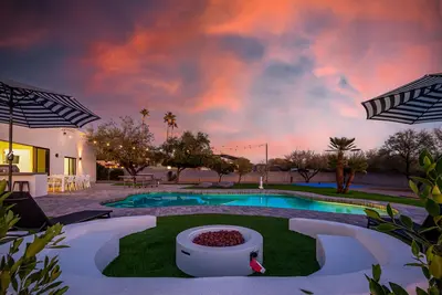 Image de 5 bed Scottsdale Home! heated pool, fire pit, volleyball & pickleball & golf!