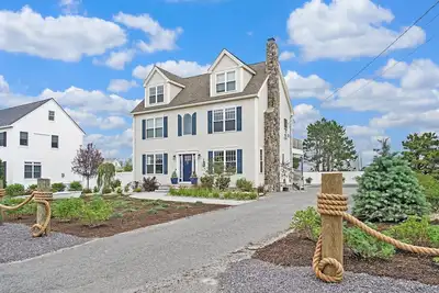 Image de Luxury 7 Bedroom Family Beach house, Steps to Beach, Hot Tub, Sleeps 22, Parking