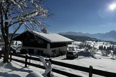 Hut with a view of the Dachstein and direct access to the ski and cross-country slopes.