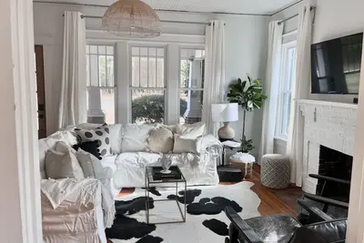 Image de Hanks Farm đź–¤- Sleeps 5, 1930s farm 1. 5 acres, Charming Cozy, Events, Pets ok